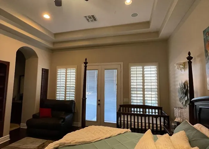 Luxurious Lehi, Heated Pool & Pirate Ship Holiday home